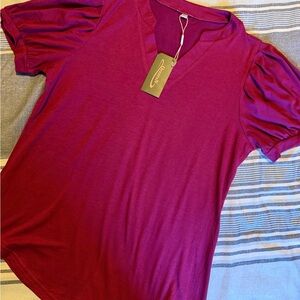 V-Neck Puff Sleeve Tee in Berry Plum